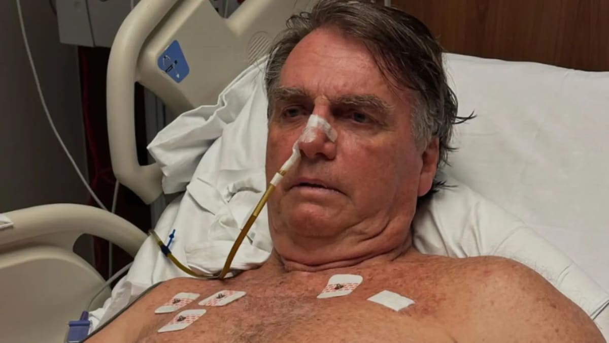 Bolsonaro segue internado com pneumonia, sem previsão de alta