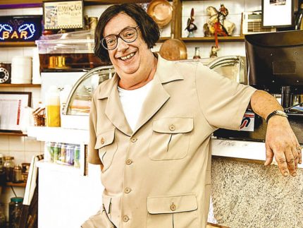 Marcos Oliveira reclama da falta de privacidade na casa doada por Marieta Severo