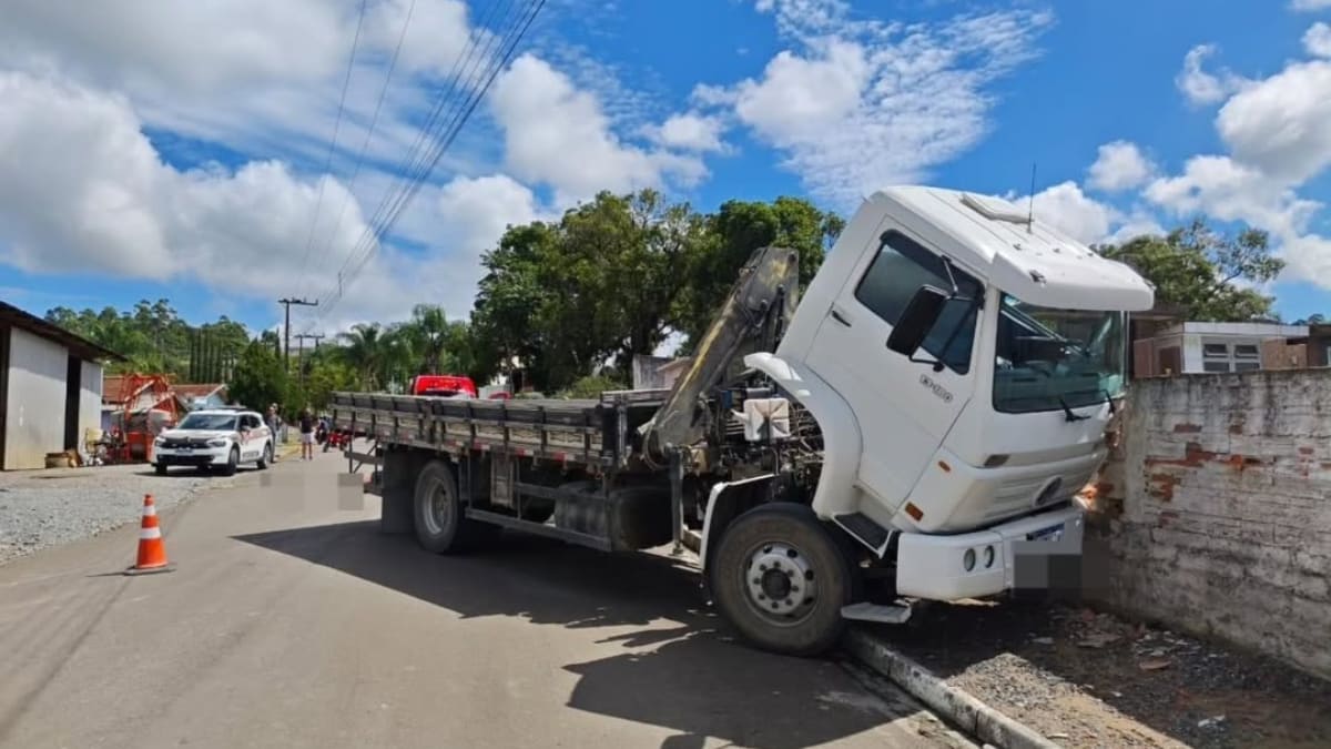 Motorista morre após ser atropelado pelo próprio caminhão no Alto Vale do Itajaí