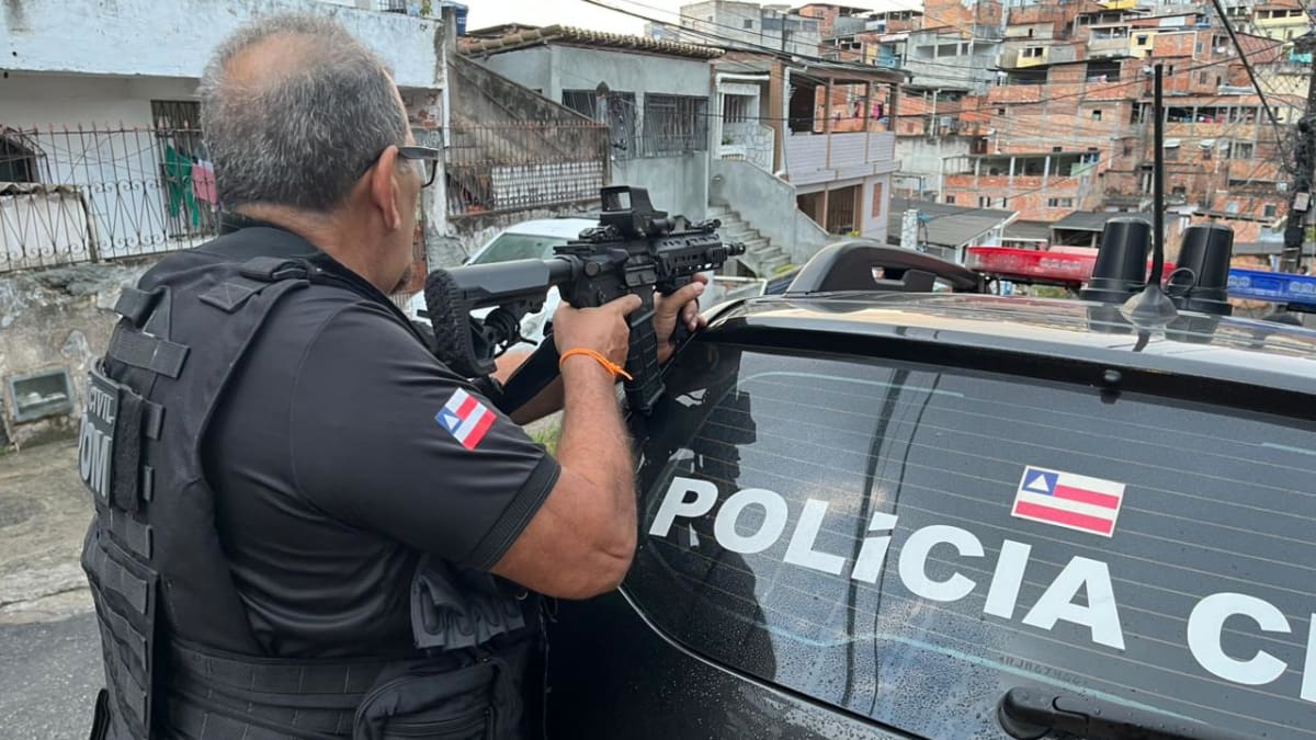 Polícia Civil prende dois irmãos por roubos na orla de Salvador