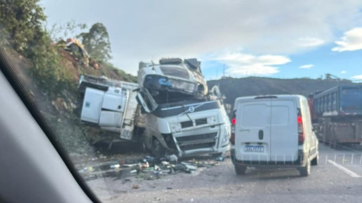 Carreta carregada com mexericas cai em ribanceira na BR-381, na Serra de Igarapé