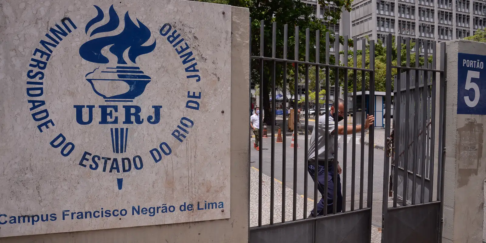 Professores da UERJ entram em greve após dez anos