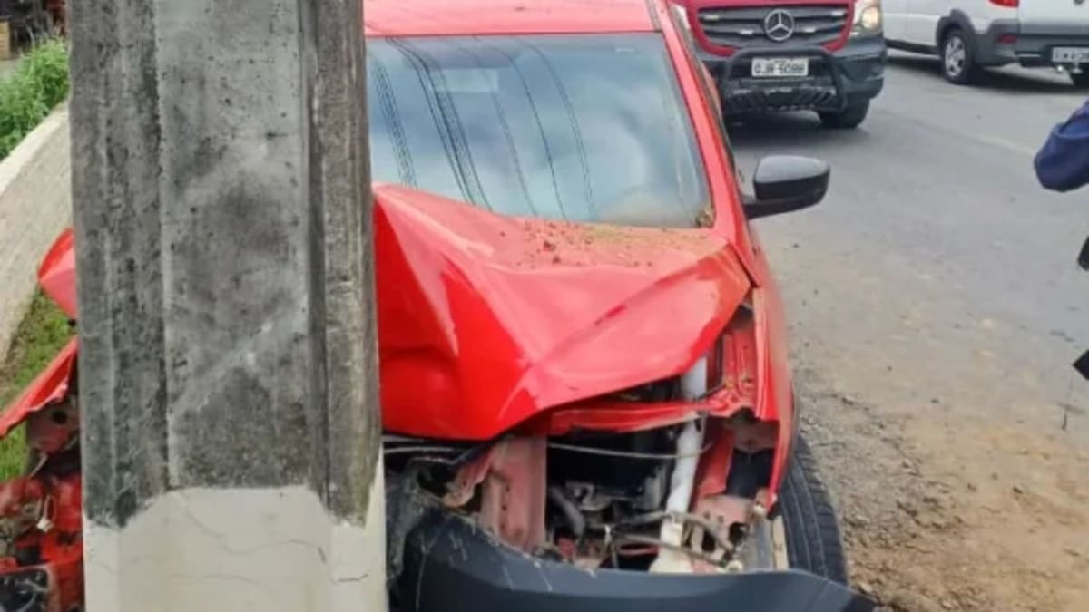Carro colide contra poste em Taió; passageiro é encaminhado ao hospital