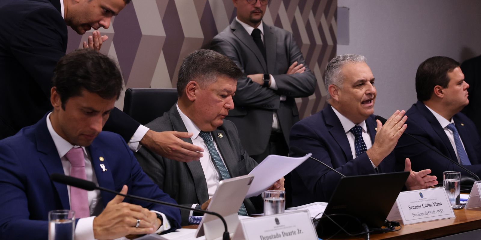 CPI do INSS tem reunião conturbada e decisão do STF aguarda prorrogação