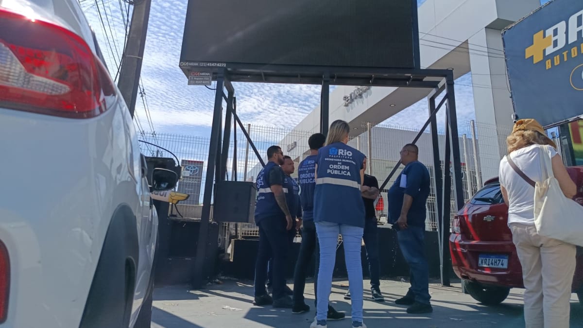 SEOP remove painéis de publicidade em LED irregulares na Avenida das Américas