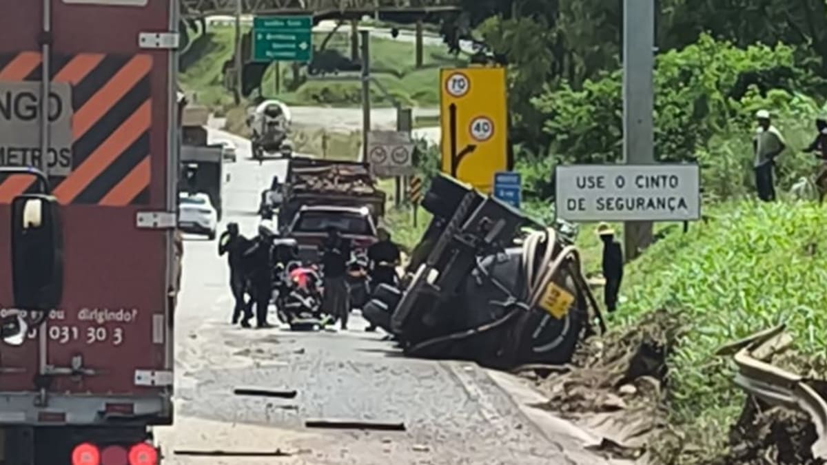 Caminhão tomba no Anel Rodoviário em Belo Horizonte e motorista fica ferido