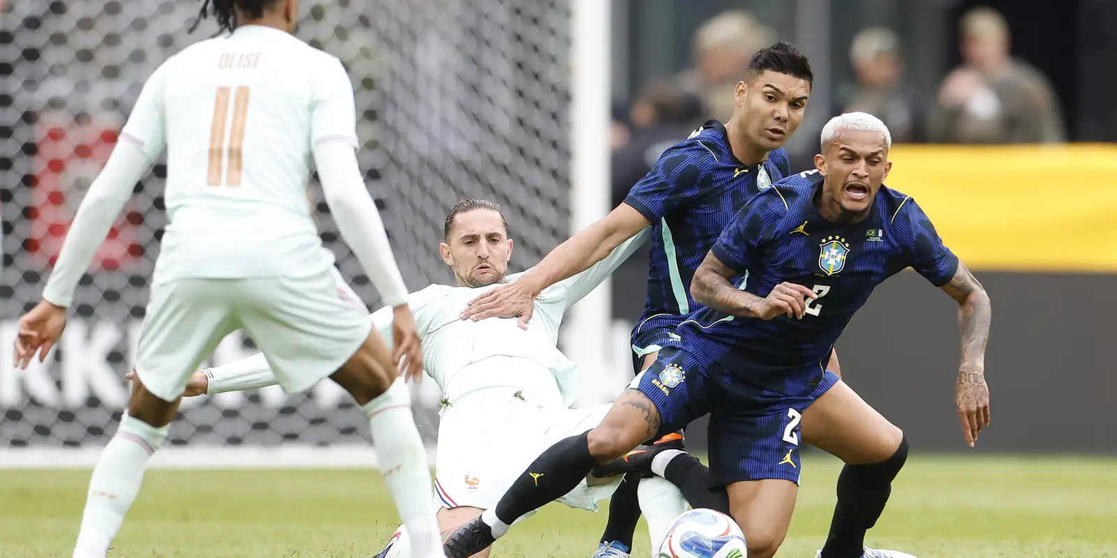 Brasil perde para França em amistoso preparatório para Copa