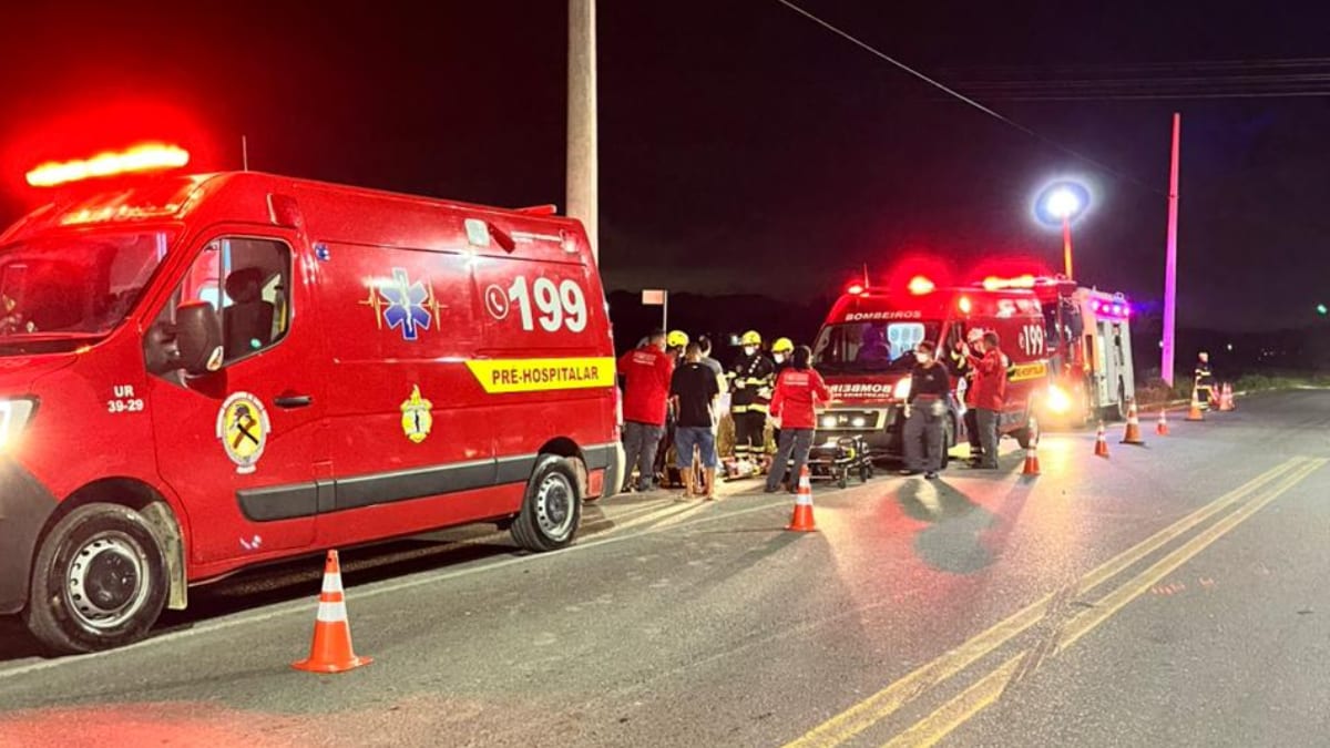 Acidente entre carro e moto deixa motociclista ferido e jovem com suspeita de fratura em SC