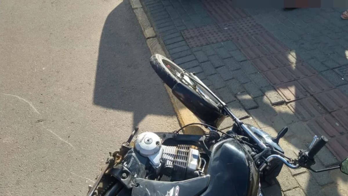 Motociclista fica ferido em colisão com carro no Centro de Presidente Getúlio
