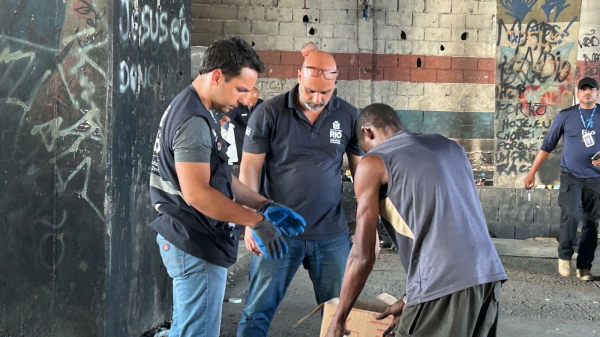 Operação da Prefeitura do Rio apreende armas brancas e realiza acolhimento social em Coelho Neto