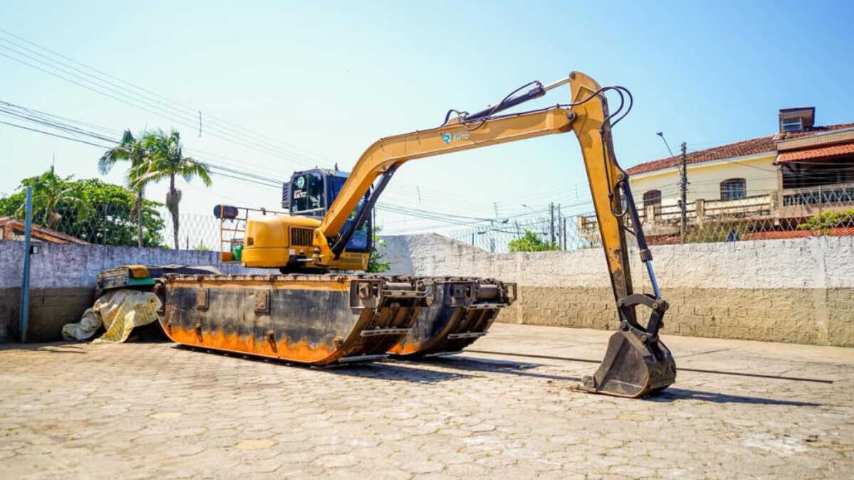 Mongaguá recebe máquina anfíbia para reforçar limpeza de rios e prevenir alagamentos