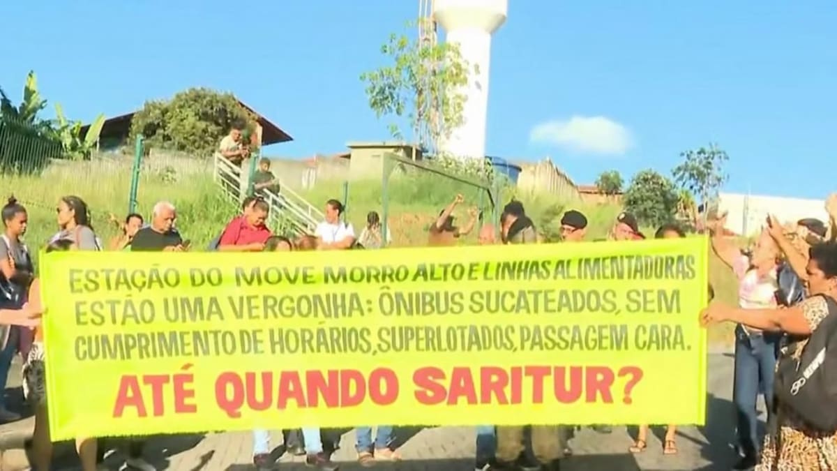 Passageiros protestam contra condições do transporte público em Vespasiano