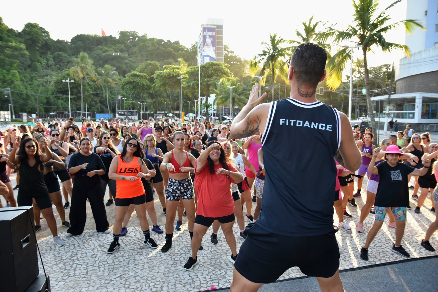 Praça Tom Jobim recebe evento gratuito de movimento e bem-estar neste sábado