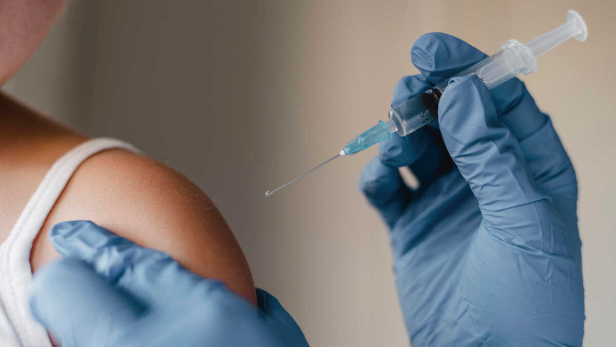 Anvisa atualiza vacina da Covid-19 para combater variante LP.8.1 no Brasil