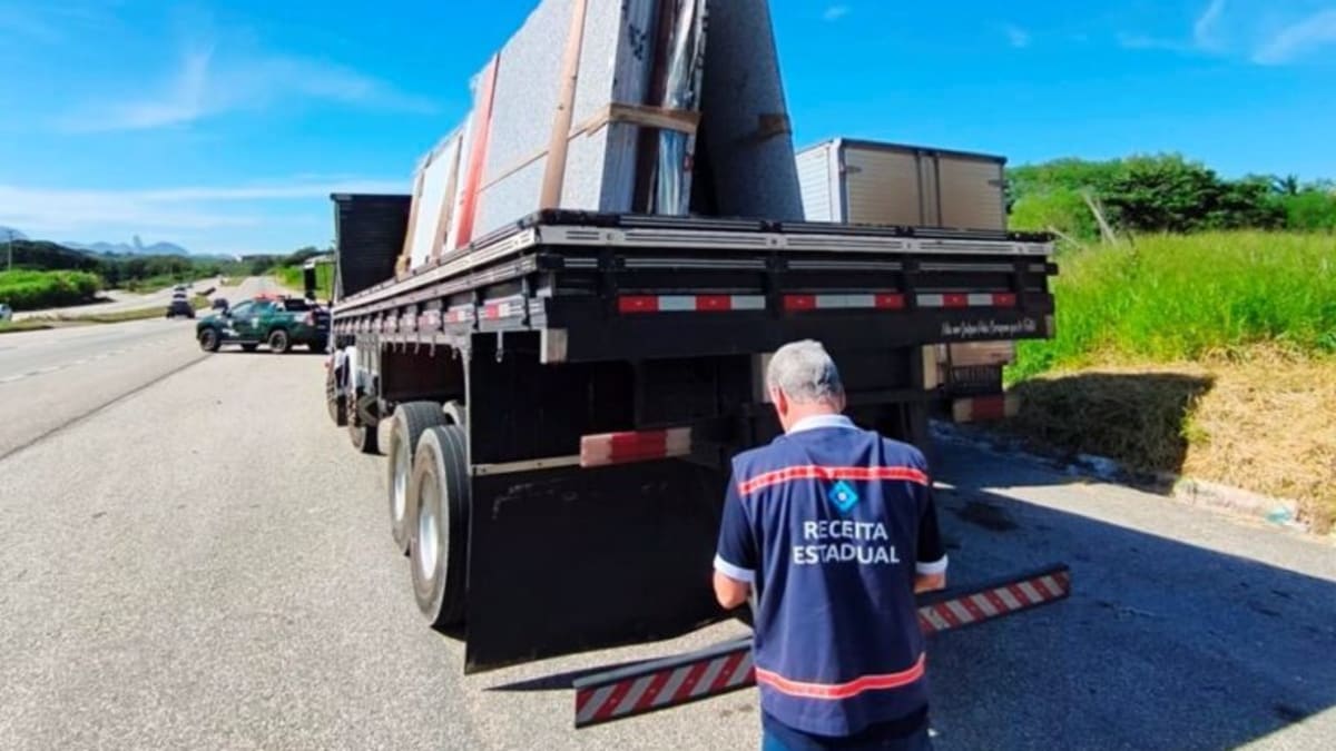 Fiscalização flagra transporte irregular e aplica multas em Cachoeiro de Itapemirim