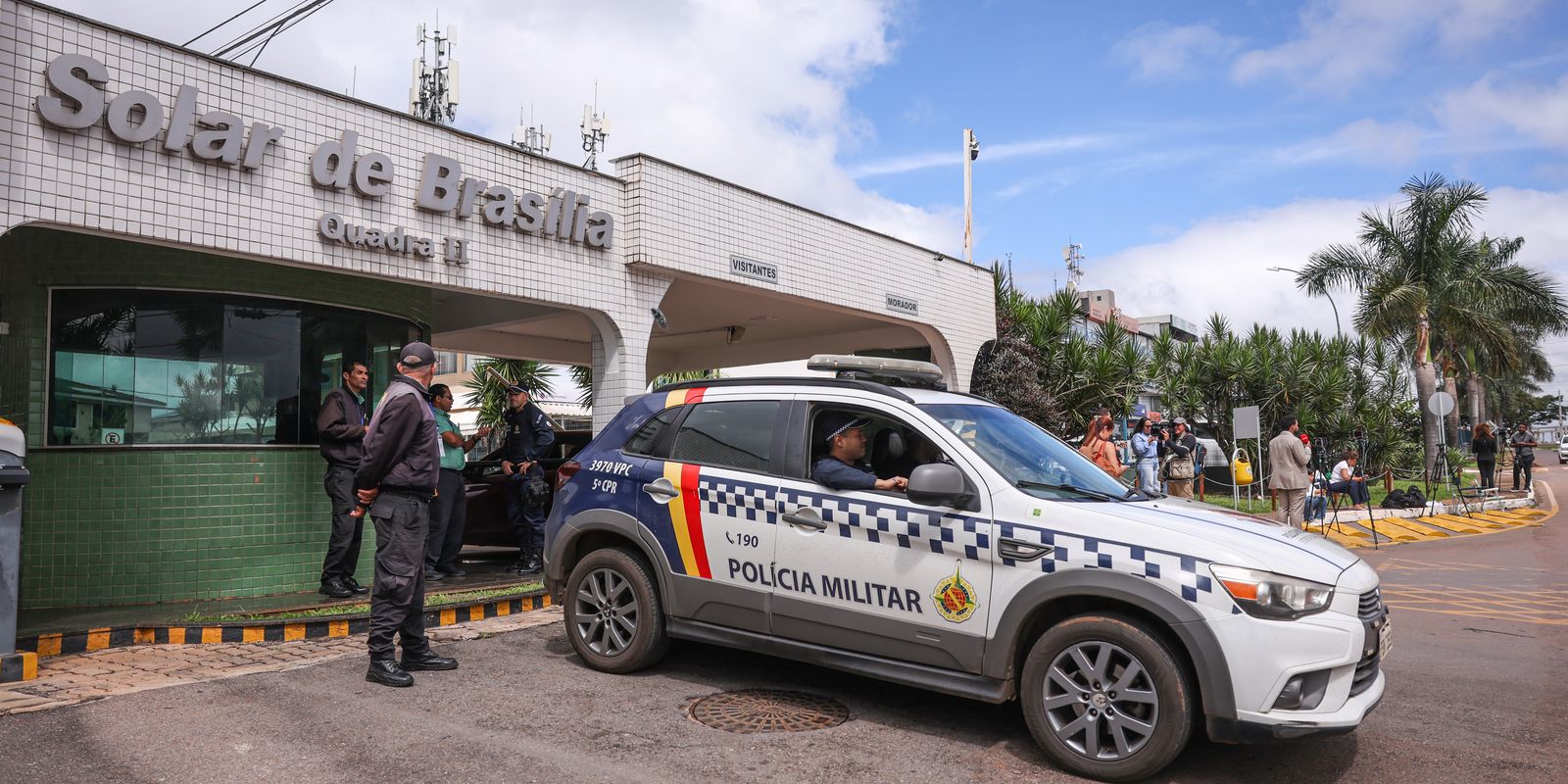 Bolsonaro inicia prisão domiciliar humanitária em Brasília
