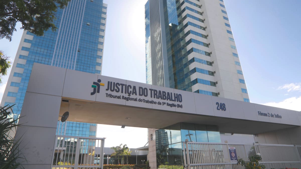 Pessoa morre após mal súbito na entrada do Fórum 2 de Julho em Salvador