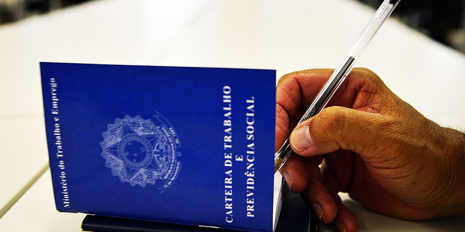 Taxa de desemprego no Brasil cai para 5,8 no trimestre encerrado em fevereiro