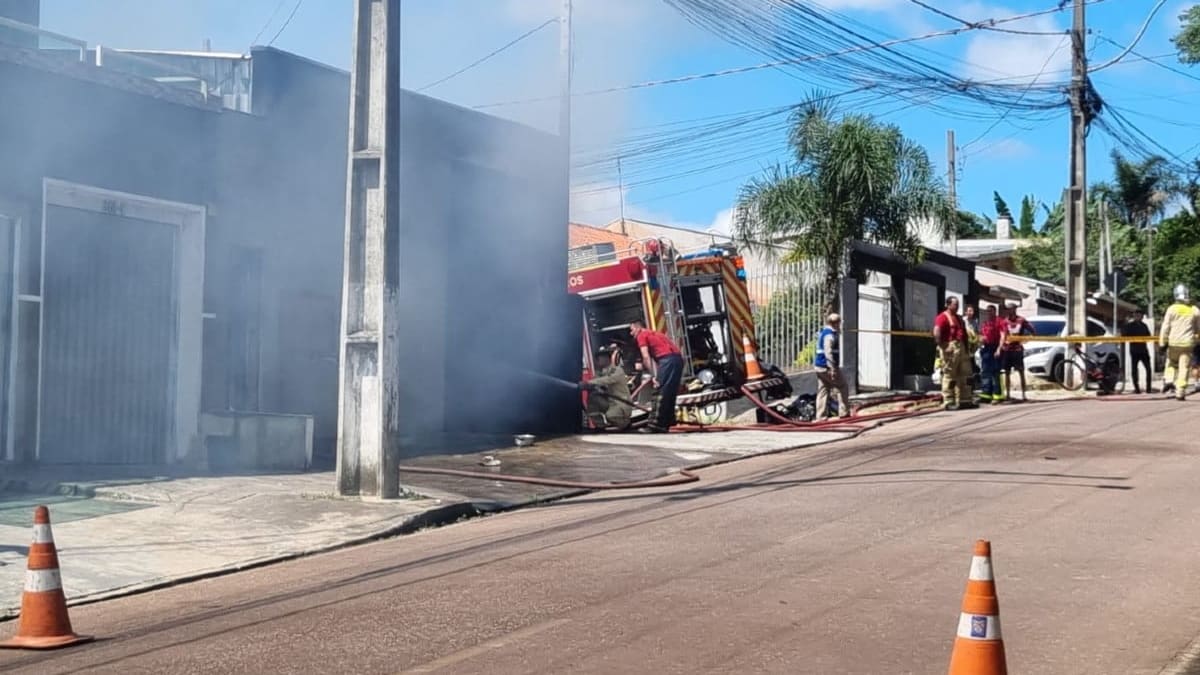 Incêndio atinge depósito de cotonetes em Piraquara e mobiliza bombeiros