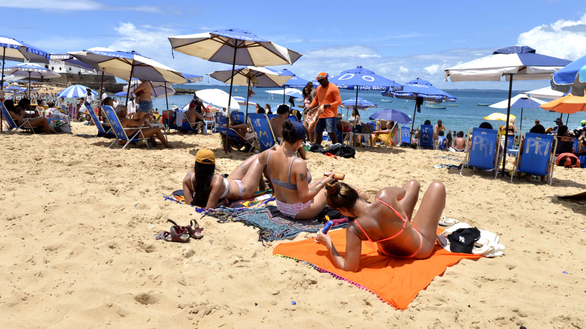 Turista do RS denuncia cobrança de R$ 4.844,21 por dois espetinhos na Praia do Porto da Barra, em Salvador