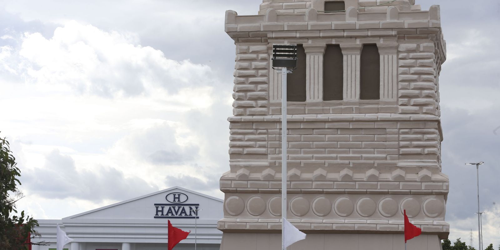 TST condena Havan a indenizar funcionária por racismo recreativo