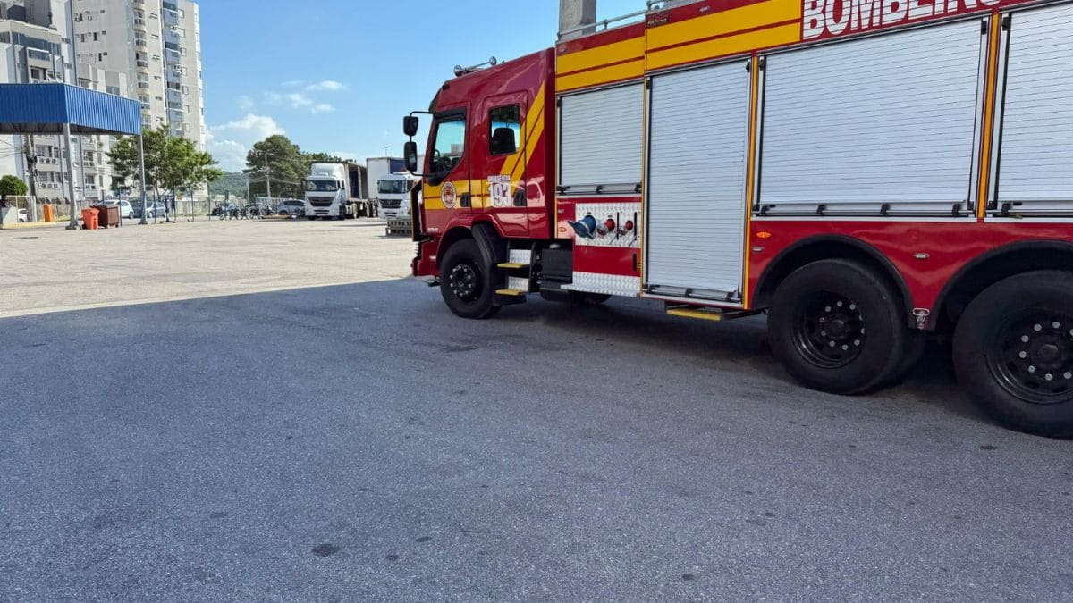 Trabalhador fica em estado grave após ser esmagado por estrutura metálica em São José