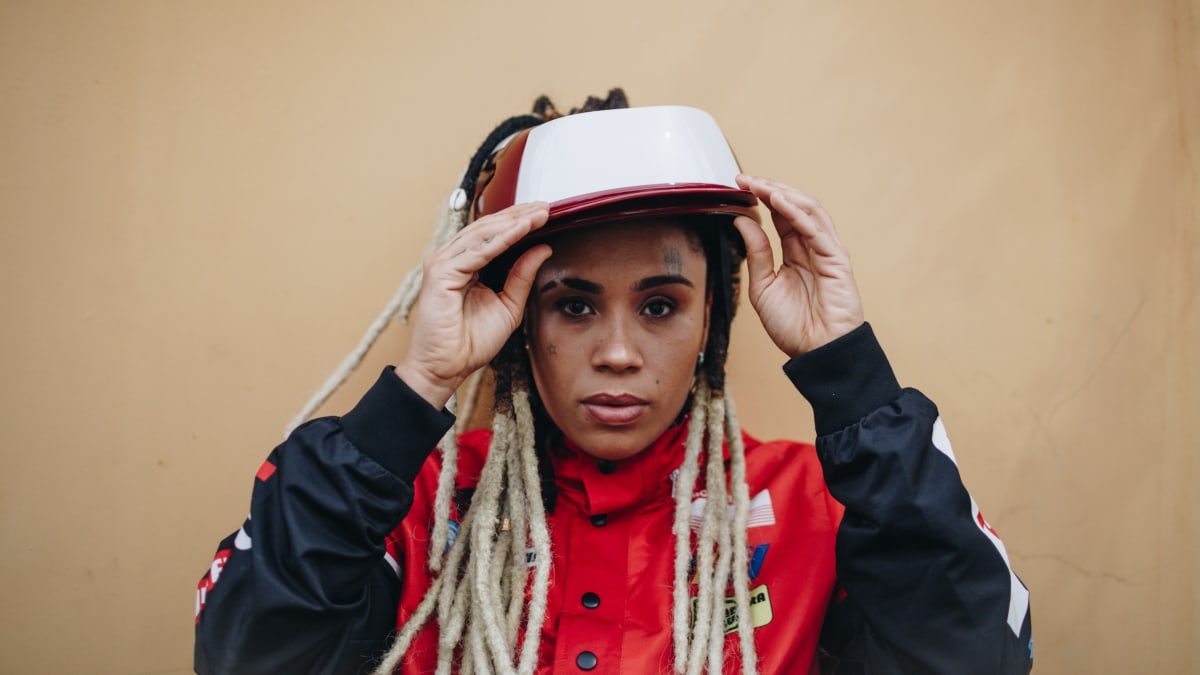 Semob distribui 50 capacetes adaptados para cabelos afro no aniversário de Salvador