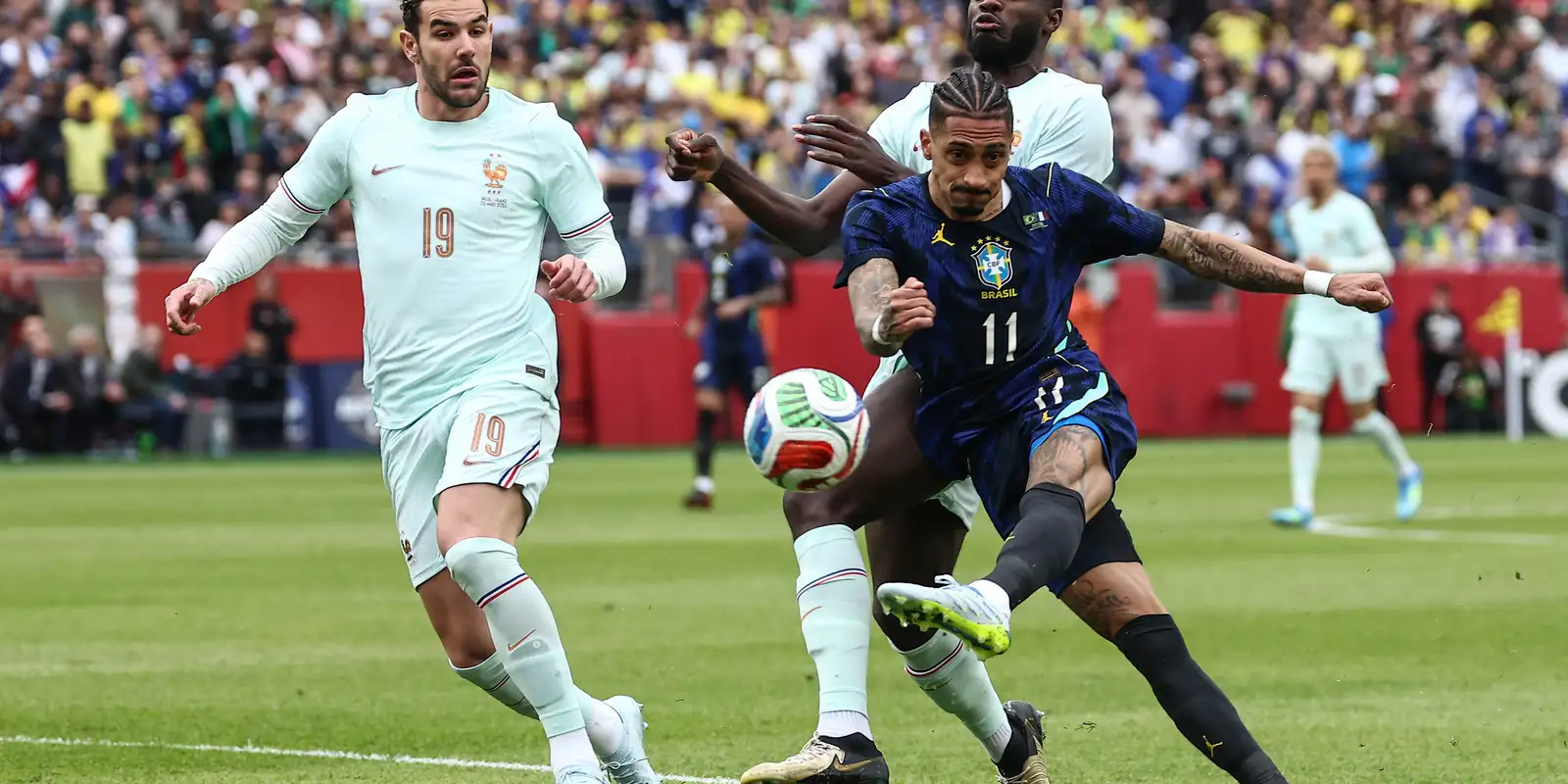 Raphinha e Wesley são desconvocados da seleção brasileira