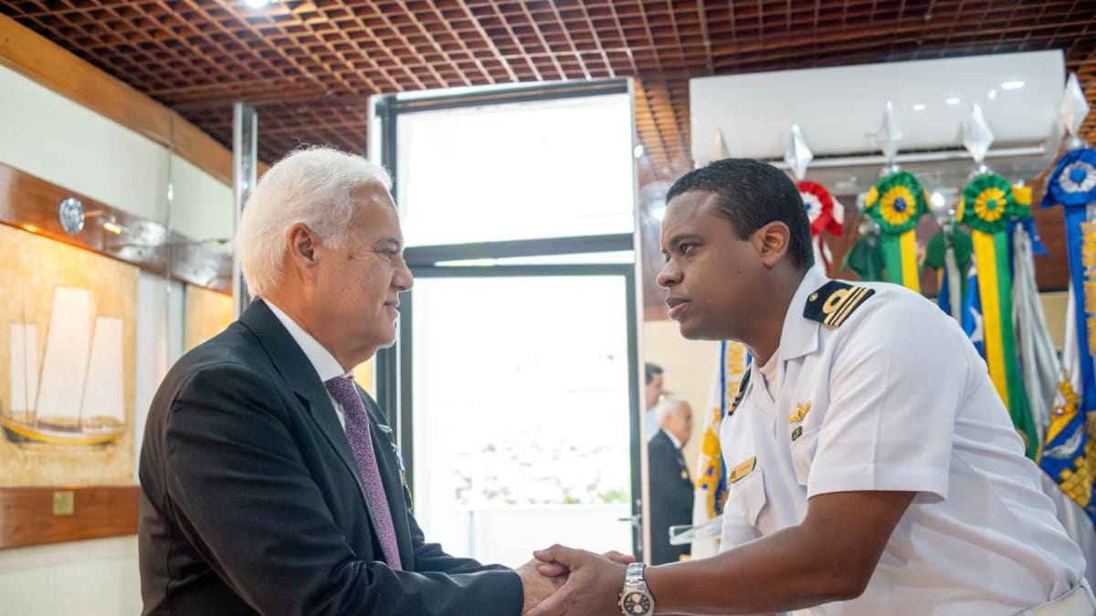 Desembargador Sérgio Cafezeiro recebe honrarias da Força Aérea e Marinha na Bahia