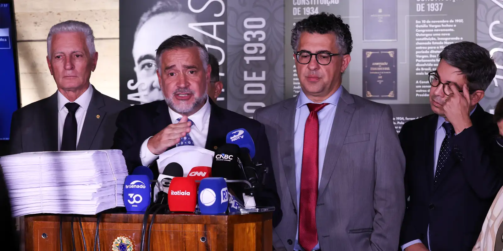 Governo apresenta relatório para indiciar Bolsonaro na CPMI do INSS