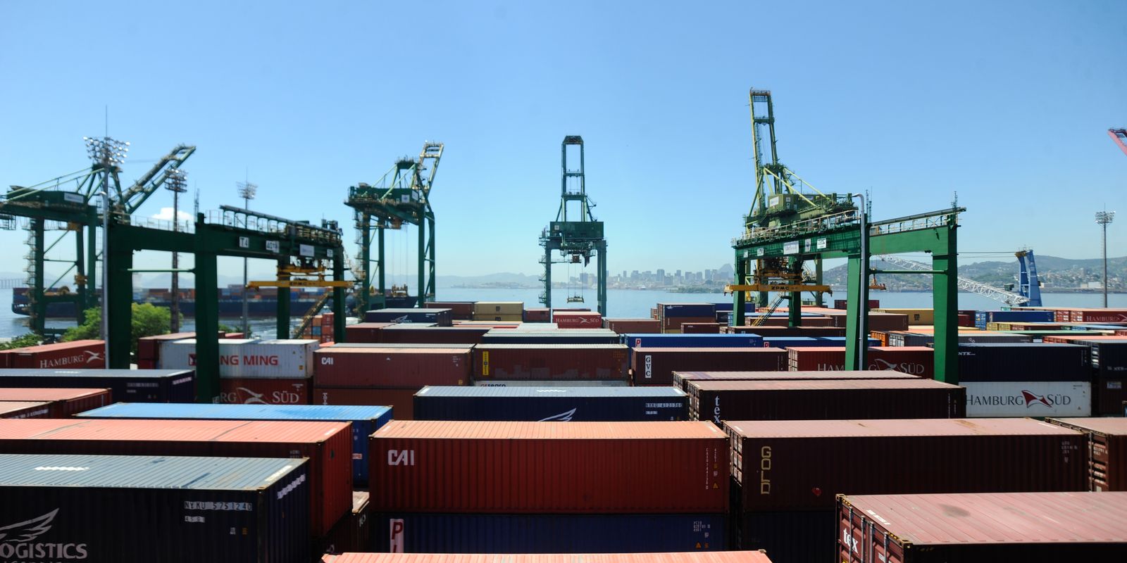 Governo reduz impostos para quase mil produtos importados