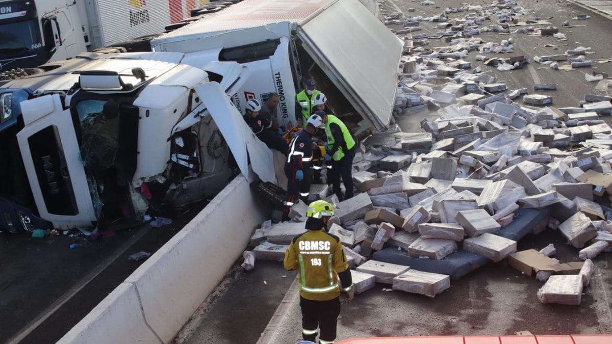Carreta com carga de carne congelada tomba na BR-282 em Xanxerê