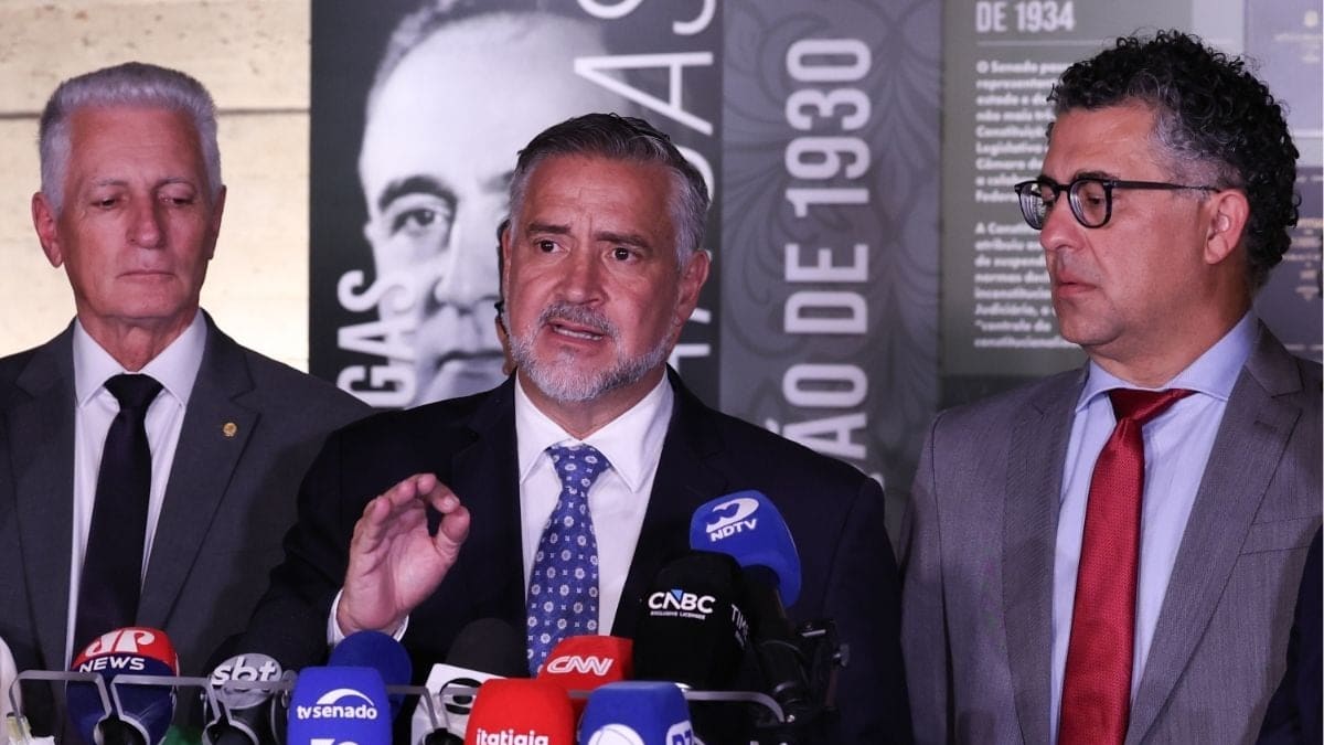 Relatório governista da CPMI do INSS aponta Bolsonaro como chefe do esquema e isenta Lulinha