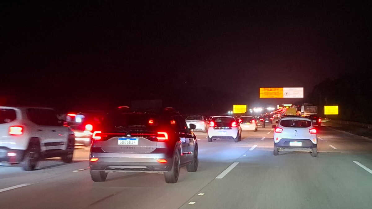 Rodovias Anchieta e Imigrantes registram pontos de lentidão na noite desta sexta-feira