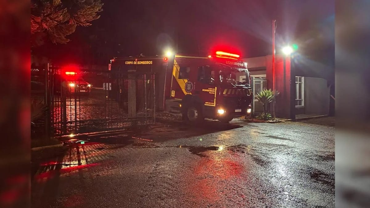 Corpo de Bombeiros combate incêndio em fábrica de algodão no Paraná