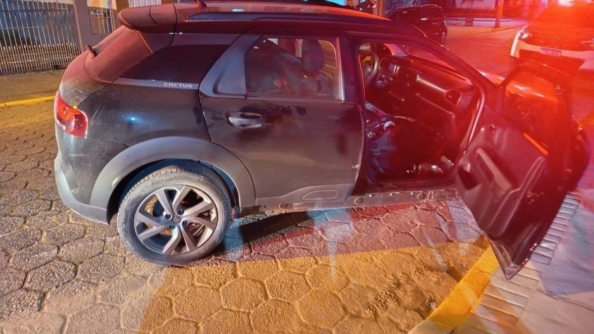 Motorista bêbado sobe calçada, bate em carro parado e é preso em Camboriú