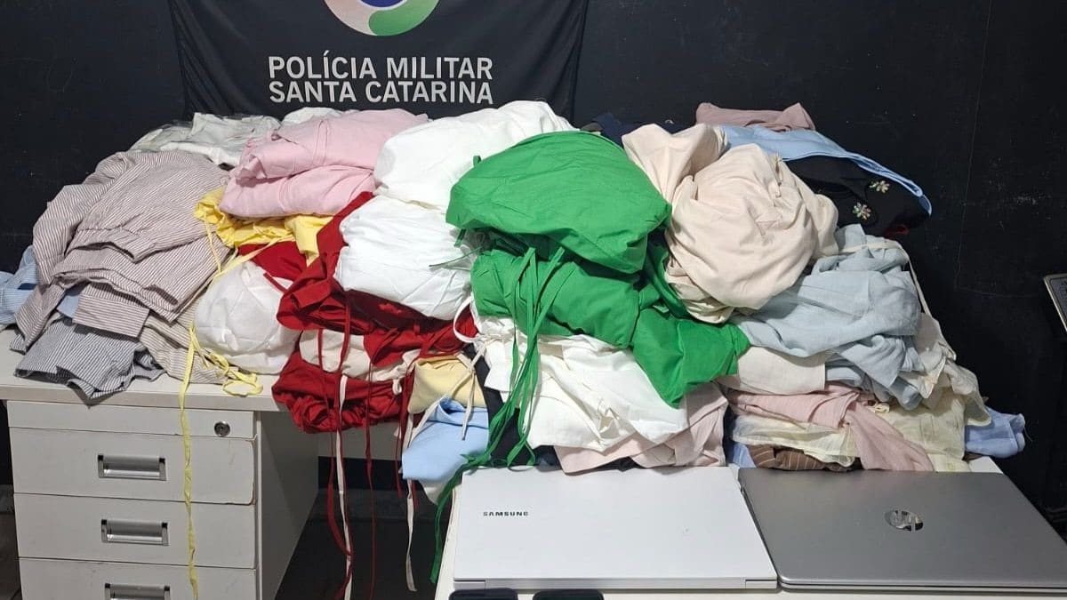 Mulher é presa com mais de 200 peças de roupas furtadas em Itajaí