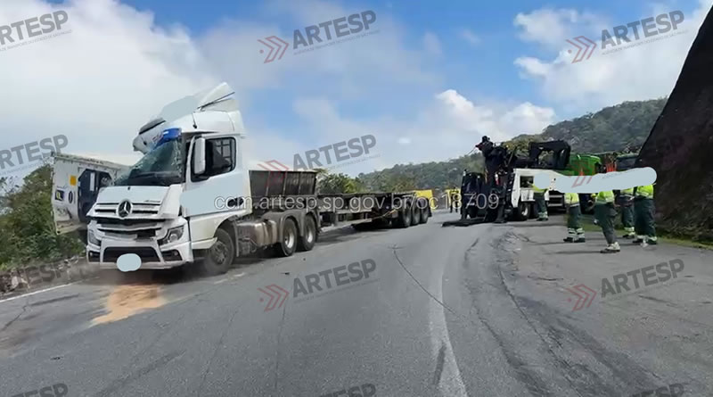 Carreta tomba após bater em mureta na Rodovia Anchieta em São Bernardo do Campo