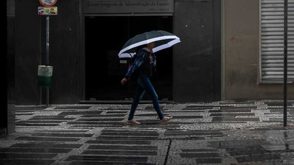 Chuva retorna ao litoral de São Paulo após mais de 10 dias de calor e tempo seco
