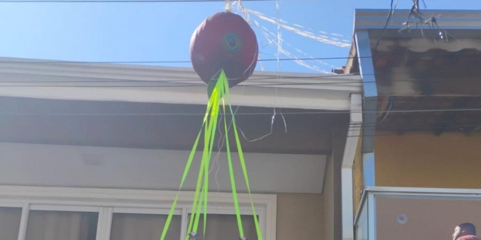 Balão cai em casa e provoca incêndio em Carapicuíba