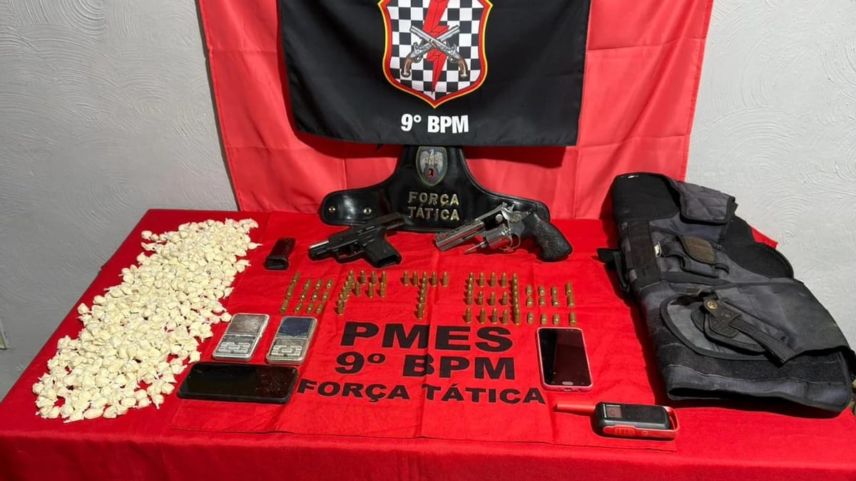 Polícia Militar apreende drogas e armas em casa usada como depósito sobre igreja em Cachoeiro de Itapemirim