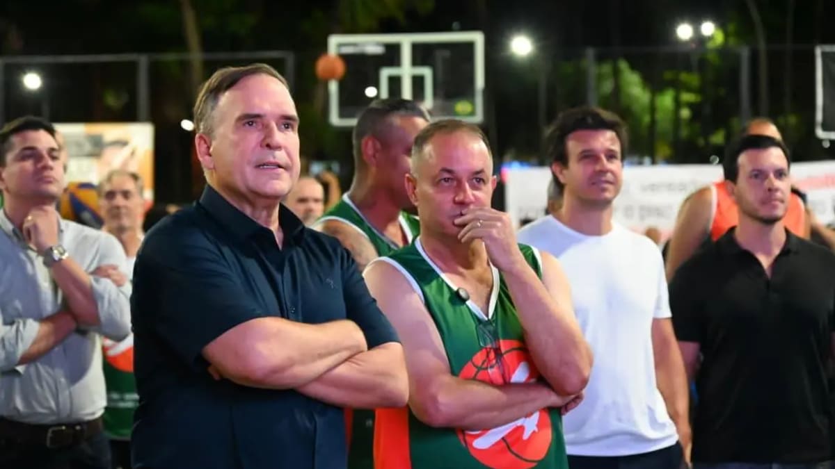 Praça Santos Dumont no Setor Aeroporto ganha nova quadra de basquete após revitalização