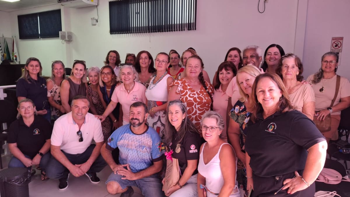 Mulheres compartilham conhecimento em roda de conversa em Balneário Rincão