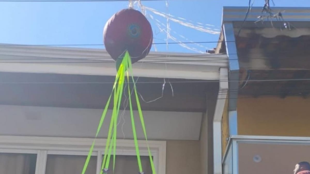 Balão cai sobre casa em Carapicuíba e provoca incêndio controlado pelo Corpo de Bombeiros