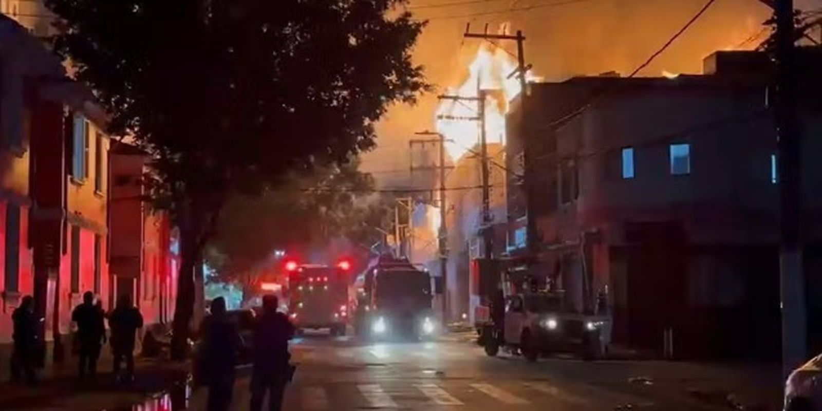 Grande incêndio atinge fábrica de mesas de sinuca no Brás