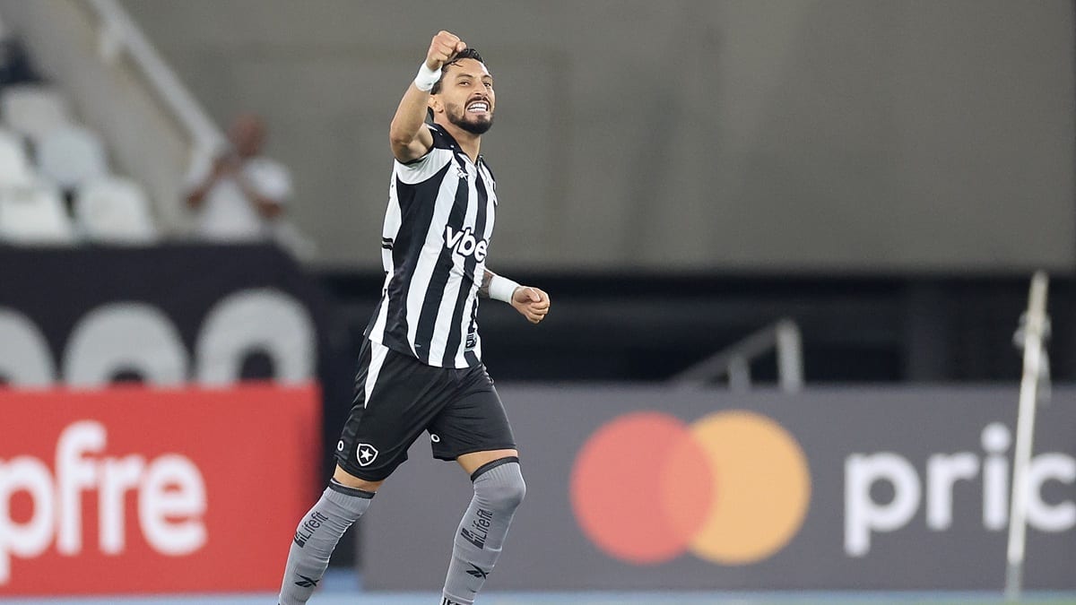 Athletico-PR e Botafogo se enfrentam em jogo atrasado do Brasileirão