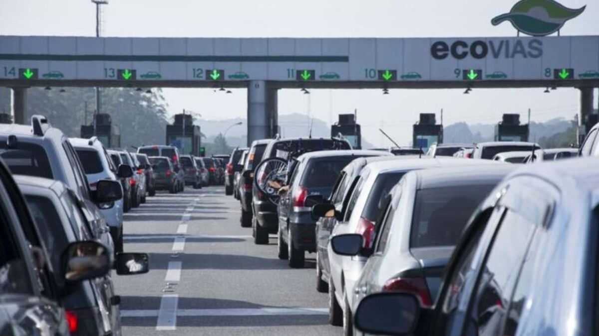 Domingo de sol atrai turistas e causa lentidão na Rodovia dos Imigrantes rumo ao litoral