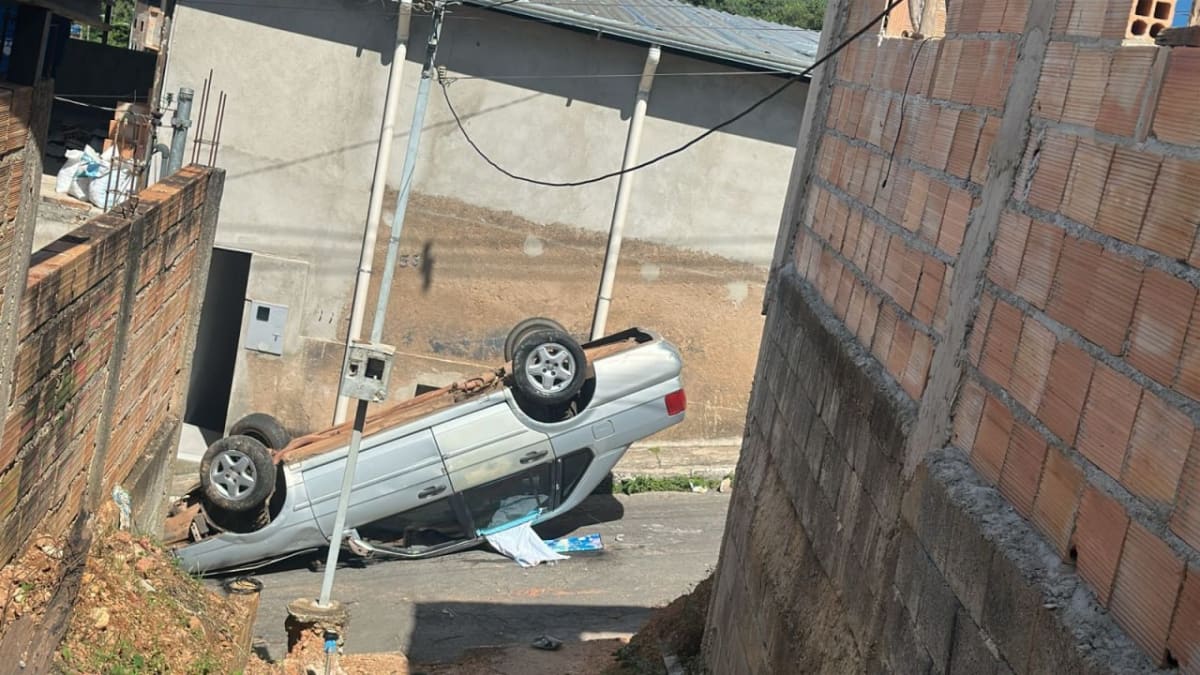 Três pessoas ficam feridas em capotamento no bairro Alto do Fidalgo, em Sabará