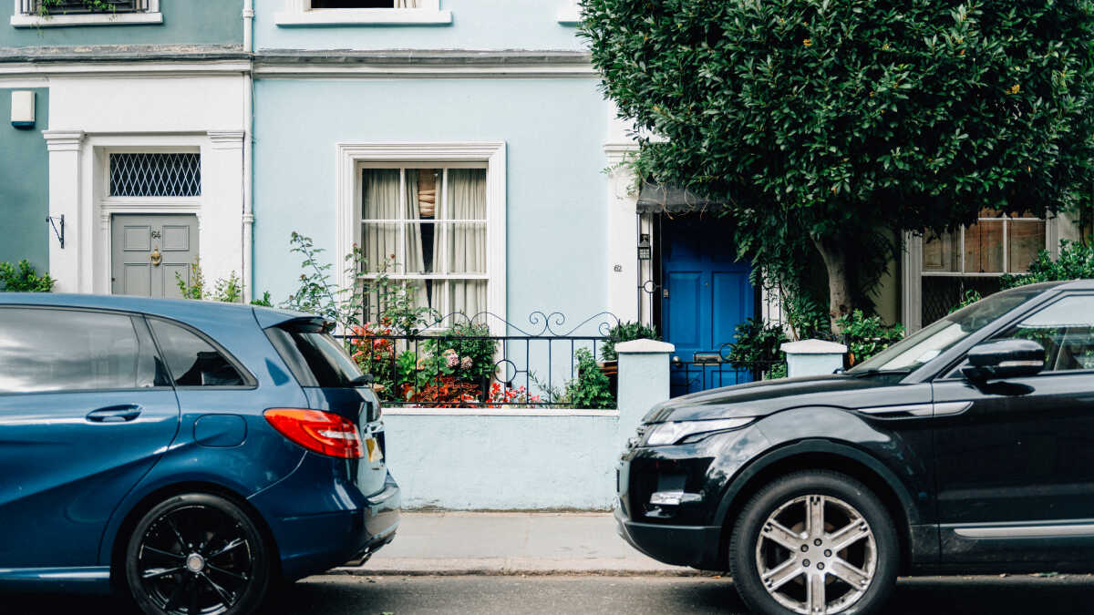 Estacionar em frente ao próprio portão é proibido pelo Código de Trânsito Brasileiro