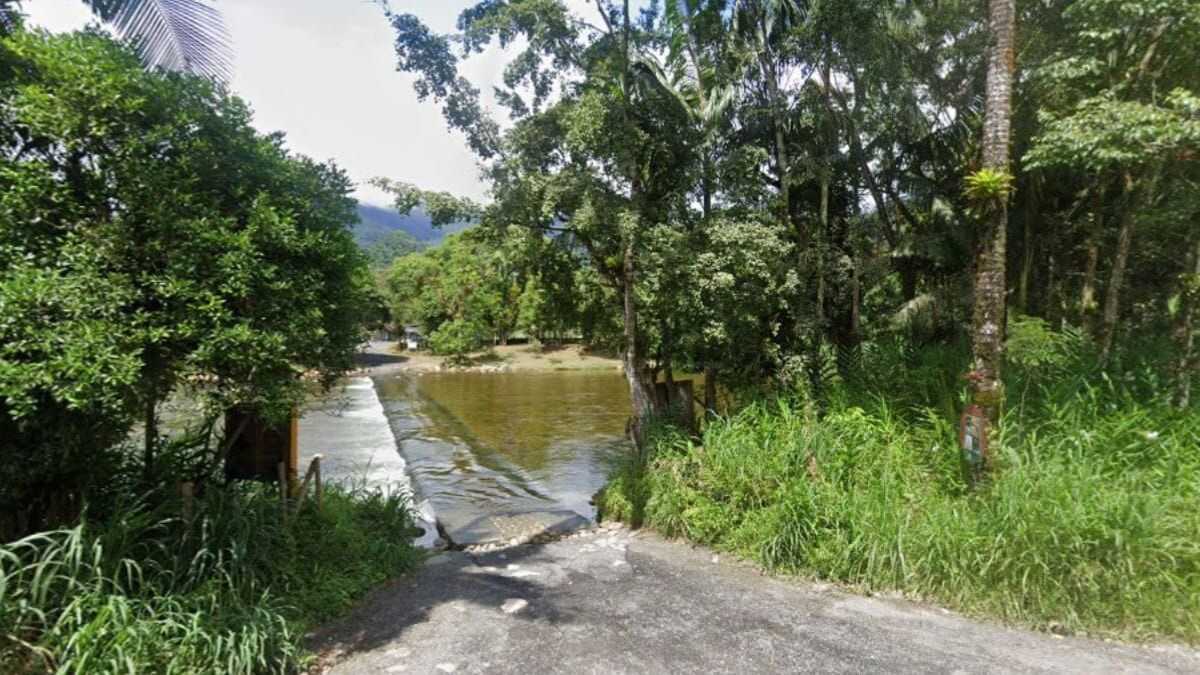Ponte invertida em Guaratuba se torna atração turística no litoral paranaense